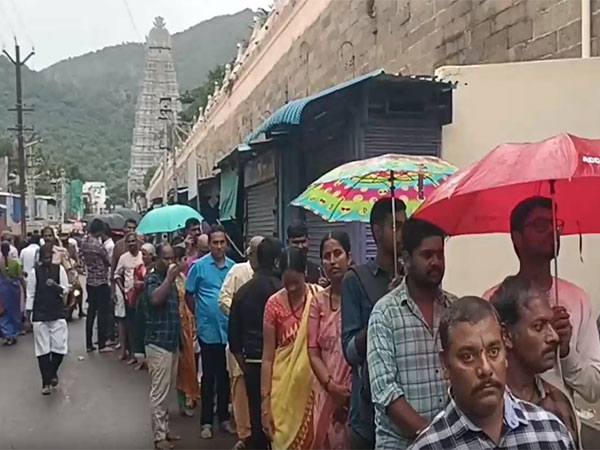 Devotees gather in large number outside Arunachaleswarar temple (Photo/ANI) 