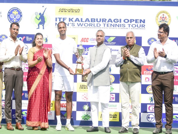 Ramkumar Ramanathan lifting ITF Kalaburagi Open 2023 (Image: KSLTA)