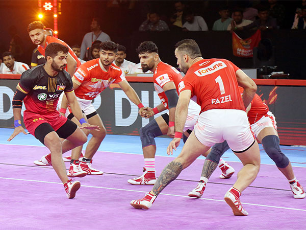 Gujarat Giants and Bengaluru Bulls in action during Pro Kabaddi League season 10 (Image: PKL)