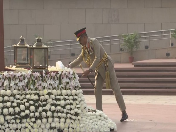 Commander of Sri Lankan Army lays wreath at National War Memorial (Photo/ANI)