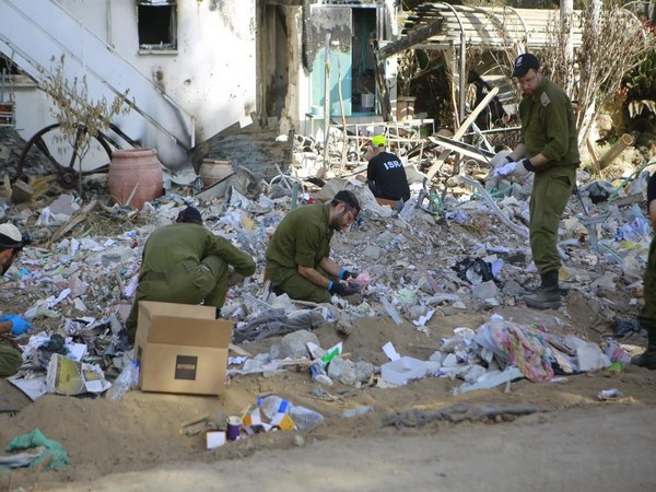 Soldiers search for human remains in the rubble of Kbbutz Be'eri (Photo/TPS)