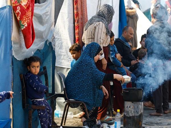 Palestinians, who fled their houses amid Israeli strikes, shelter at a United Nations-run school, in Khan Younis (Photo/Reuters)
