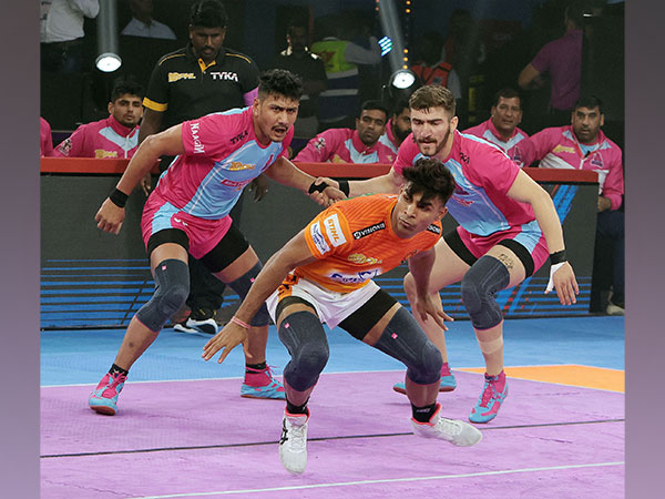 Puneri Paltan and Jaipur Pink Panthers in action during Pro Kabaddi League season 10 (Image: PKL)