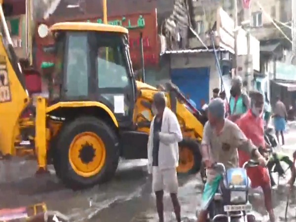 Municipal Teams clear waterlogged roads in Chennai (Photo/ANI)