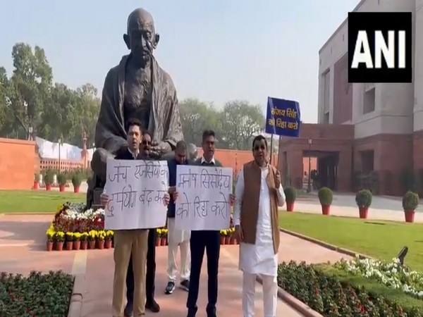 AAP MPs during the protest (Photo/ANI)