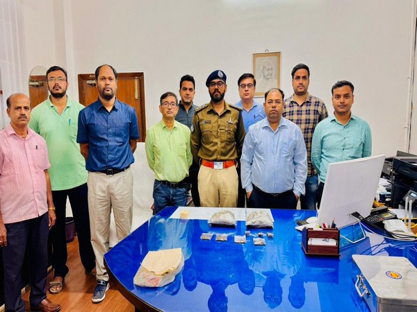 Kolkata Customs Preventive personnel with the seized brown sugar. (Photo/ANI)