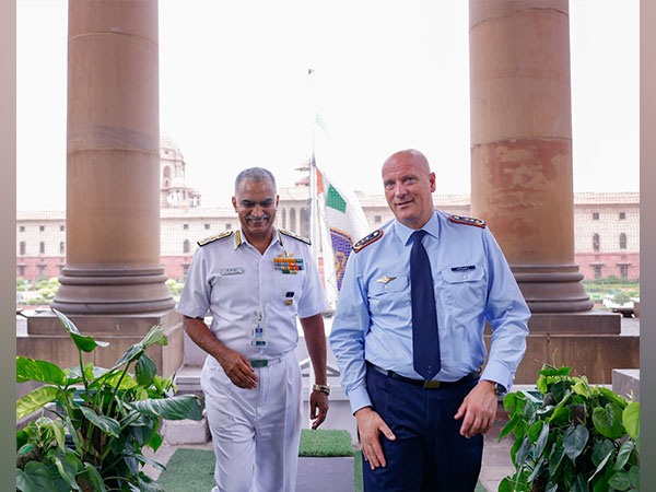 Indian Navy Chief Admiral R Hari Kumar with German Air Force chief Lieutenant General Ingo Gerhartz (Image Credit: Twitter/@indiannavy)