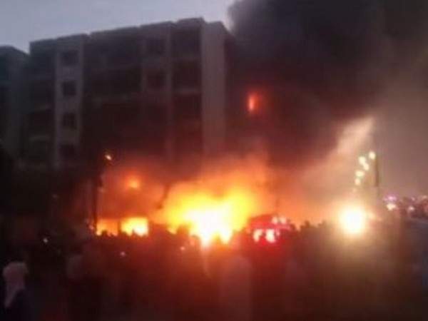 3 people died after fire engulfs in Pakistan's Karachi (Photo Credits: Screengrab from Dawn's instagram page)