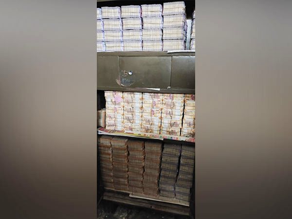 Cash recovered in Income Tax raid at Boudh Distilleries Private Limited (Photo/ANI)