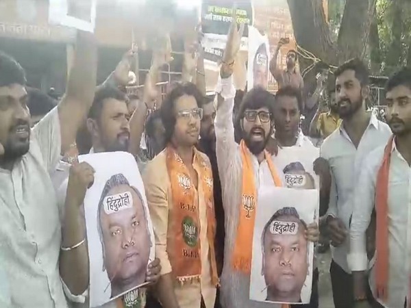 Bharatiya Janta Yuva Morcha protest against Priyank Kharge over his remarks on Savarkar. (Photo/ANI)