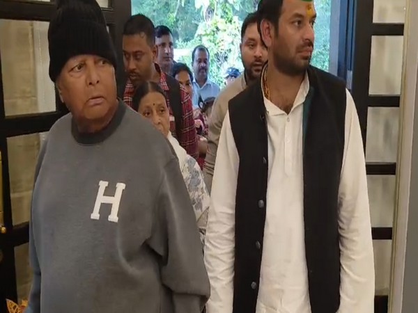Lalu Yadav with his family (Photo/ANI)