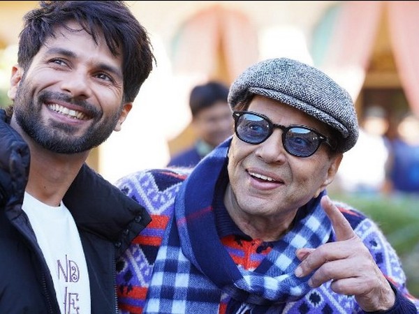 Actors Dharmendra and Shahid Kapoor (Image source: Instagram)