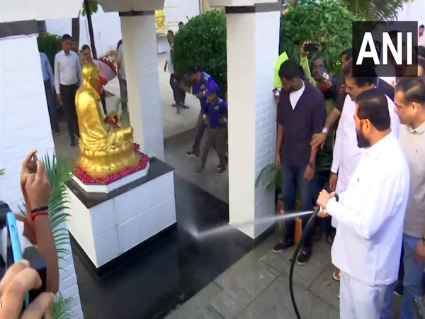CM Eknath Shinde participates in cleanliness drive at Juhu Beach  (Photo/ANI)