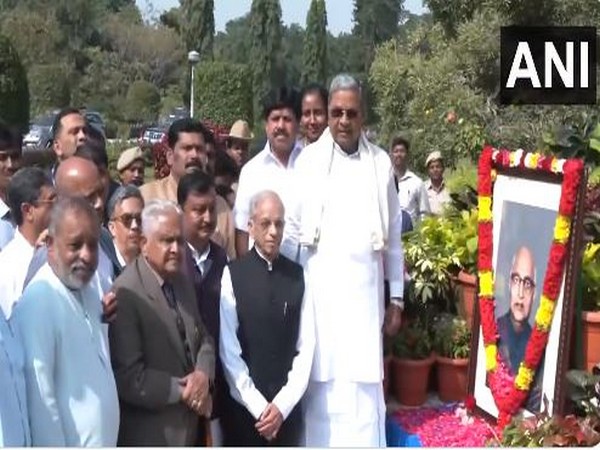 CM Siddaramaiah paying tribute to former Karnataka CM (Photo/ANI)