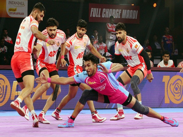 Jaipur Pink Panthers and Gujarat Giants players in action. (Picture: PKL) 
