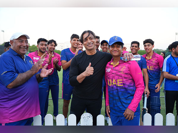 Shoaib Akhtar with UAE's young cricketers at ICC Academy in Dubai (Image: ILT20)