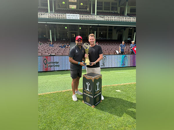 Brett Lee giving SCG Multicultural Cup to winning team (Image: Multicultural Cup)