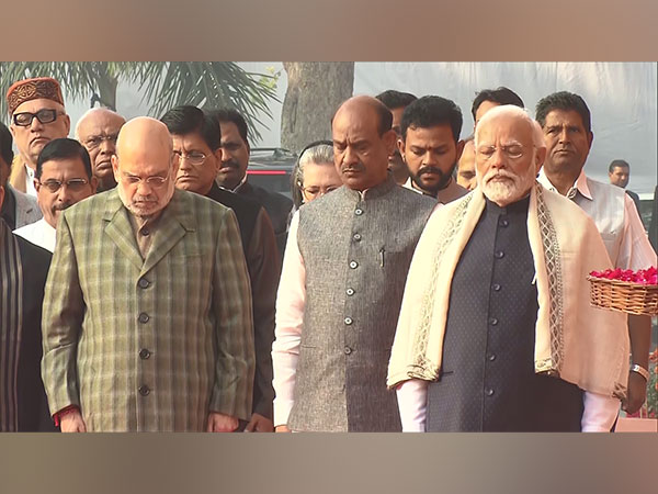 PM Modi and other top political leaders pay their tributes to the fallen Jawans in Parliament attack (Photo/ANI)