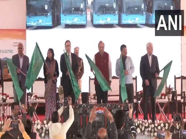 Delhi LG VK Saxena and Chief Minister Arvind Kejriwal at flagging off ceremony (Photo/ANI)