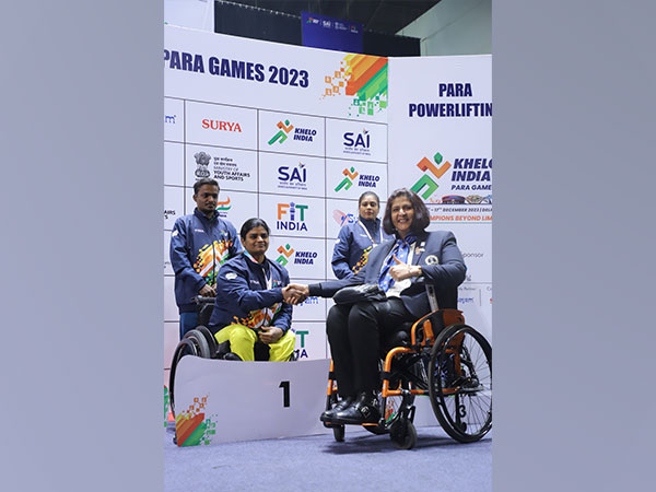 Kasthuri Rajamani shaking hands with Paralympic legend Deepa Malik. (Photo- SAI/MYAS)