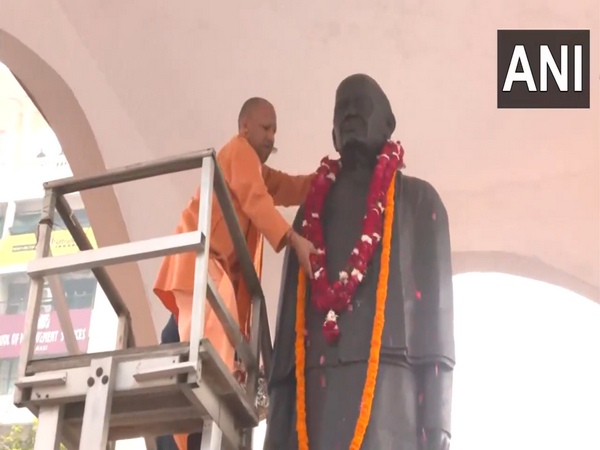 Chief Minister Yogi Adityanath pays floral tribute to Sardar Patel  (Photo/ANI)