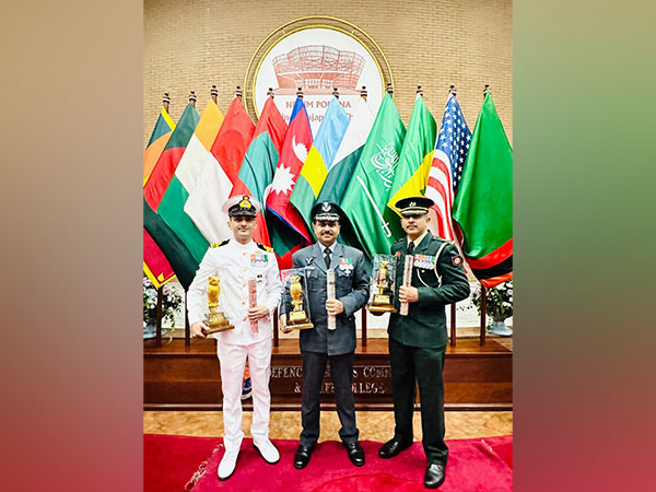 Indian Armed Forces officers awarded ‘Golden Owl’ (Source: Twitter/@IndiainSL)