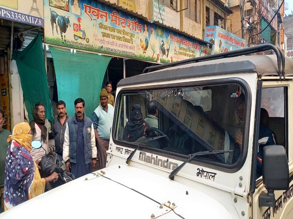 Municipal corporation team informing shopkeepers in Bhopal (Photo/ANI)  
