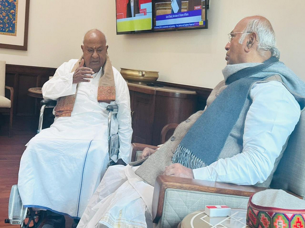 Former PM HD Deve Gowda with Congress chief Kharge (Photo Courtesy: ShuklaRajiv/X)