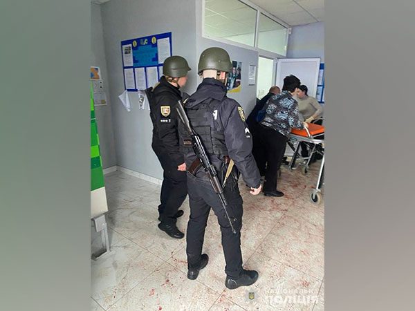 Police rushes to Keretsky Village Council (Image Credit: Facebook/UkraineNationalPolice)