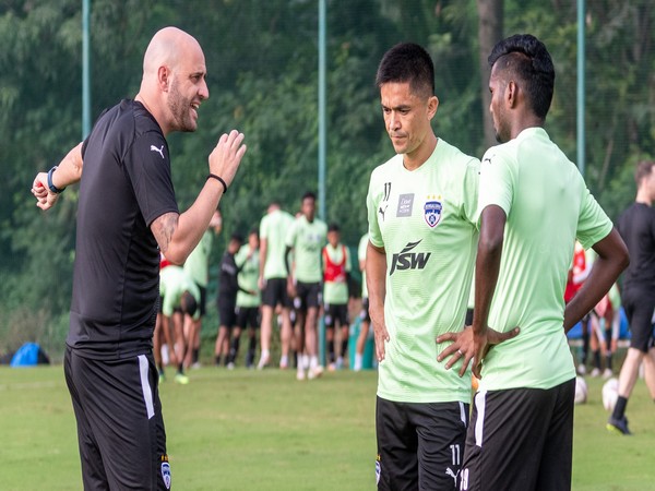 Gerard Zaragoza with Bengaluru FC players (Photo: Bengaluru FC/ X)