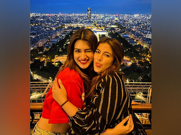 Kriti Sanon with Nupur Sanon (Image source: Instagram)