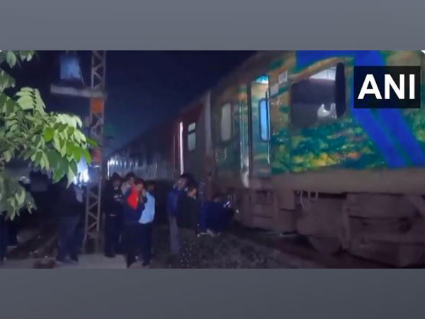 Two coaches of Howrah-Mumbai Mail train decouple (Photo/ANI)