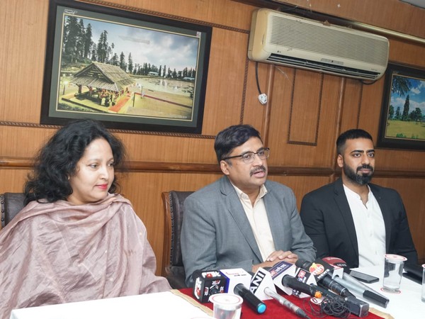 RD Nazeem, Principal Secretary (Industries, Food, Transport and Civil Supplies and Consumer Affairs), Himachal Pradesh, with other officials. (photo:HPIPR)