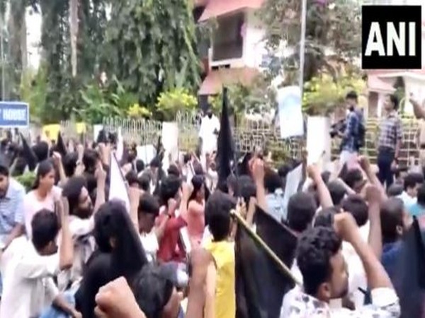 SFI stages black flag protest march to Calicut University (Photo/ANI)