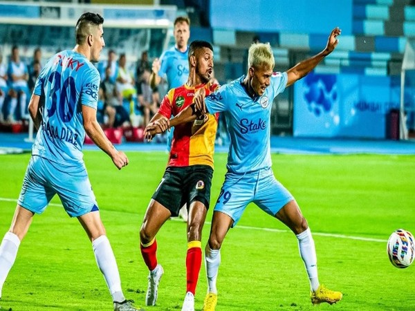 East Bengal and Mumbai City FC players in action. (Picture: ISL)