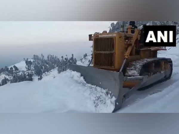 Fresh spell of snow blankets Kupwara district. (Photo source: BRO's Project Beacon))