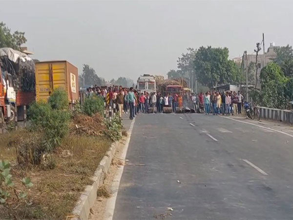 Locals create ruckus after man found dead in Bihar's Gopalganj (Photo/ANI)