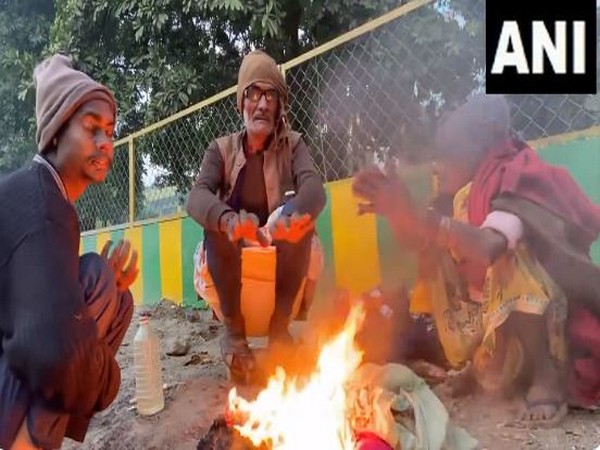 People in Uttar Pradesh’s Kanpur were seen sitting by the bonfire in a bid to keep themselves warm as the coldwave conditions persisted. (Photo/ANI)