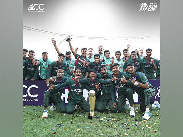 Bangladesh posing with the U19 Asia Cup trophy. (Photo- ACC Twitter)
