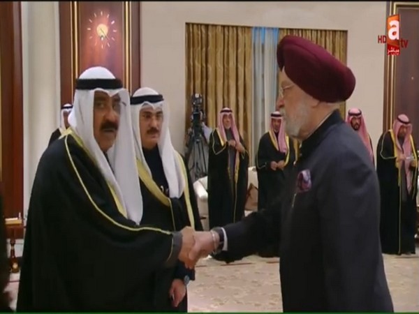 Union Minister Hardeep Singh Puri with Kuwait Emir Sheikh Meshal (Photo:  @indembkwt)