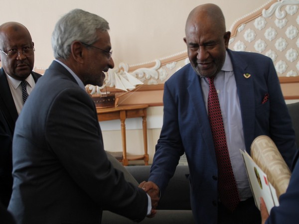 MEA Secretary (ER) Dammu Ravi with Comoros PresidentAzali Assoumani (Photo: X @IndembTana)