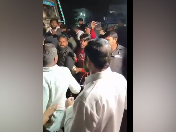 CM Shinde halts convoy on the Nagpur-Amravati road (Photo: ANI)