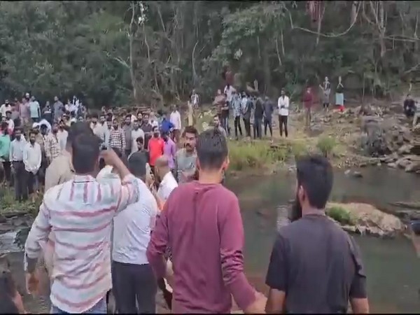 Bodies of one of the famiy members being rescued from Shalmala river (Photo/ANI) 
