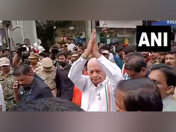Governor Arif Mohammed Khan at Kozhikode's Mittayi Theruvu, SM Street (Image/ANI)