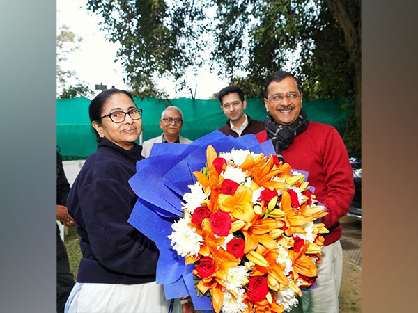 West Bengal Chief Minister Mamata Banerjee and her Delhi couterpart Arvind Kejriwal (X/@raghav_chadha)