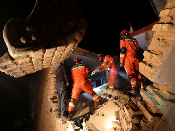 Rescuers check the sites after earthquake in China. (Photo/Reuters)