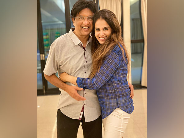 Genelia Deshmukh with her dad (Image Source: Instagram)