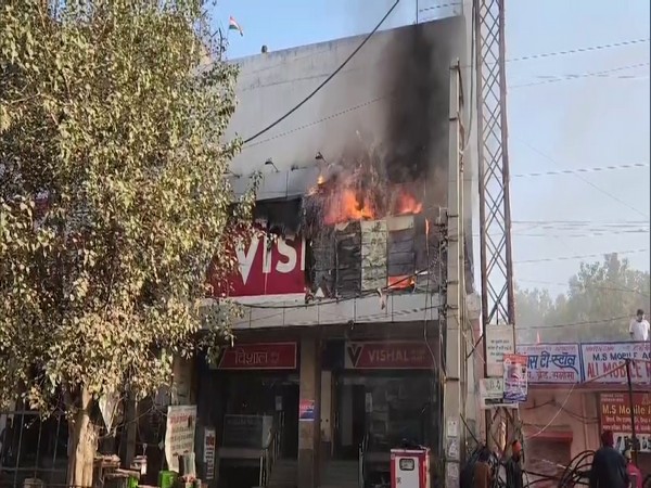 Shopping mart in Gurgaon catches fire