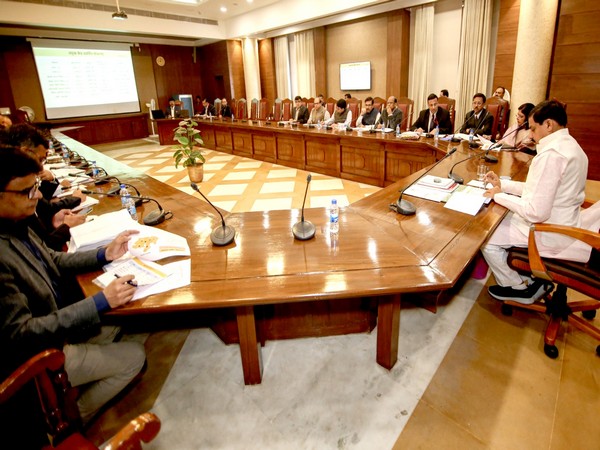 MP CM Mohan Yadav holding meeting with officials of Urban Development and Housing Department (Photo/DPR)
