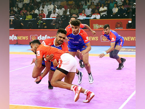 Haryana Steelers and Gujarat Giants in action during Pro Kabaddi League season 10 (Image: PKL)